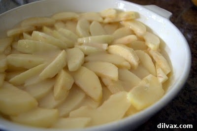 Drizzling sugar mixture over apples