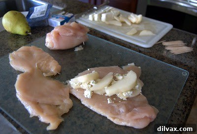 Rolled chicken breasts filled with pear and Gorgonzola, secured with toothpicks